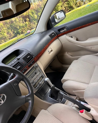 Toyota Avensis cena 5900 przebieg: 200000, rok produkcji 2004 z Rzeszów małe 46